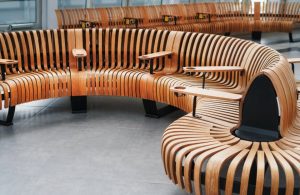 Delle panchine ricurve in legno in un aeroporto