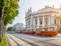 Un tram passa lungo la Ringstraße, davanti al Burgtheater, a Vienna