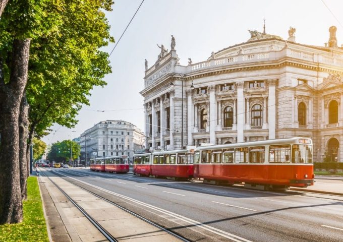 Un tram passa lungo la Ringstraße, davanti al Burgtheater, a Vienna