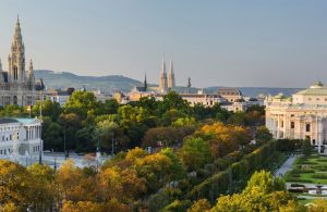 Una panoramica dall'alto del centro di Vienna, con palazzi storici e la Ringstraße