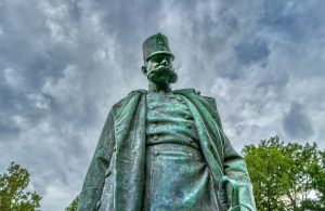 Una statua dell'imperatore Francesco Giuseppe I d'Austria, a Vienna, vista dal basso