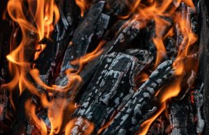 Dei pezzi di legno semicarbonizzato stanno bruciando