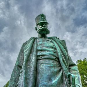 Una statua dell'imperatore