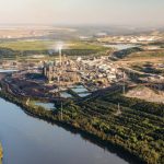 Vista aerea dello stabilimento di raffinazione del petrolio di Fort McMurray, in Canada, sulle rive del fiume, con la natura circostante