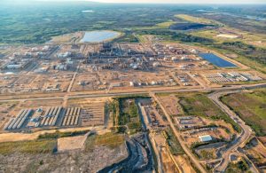 Vista aerea dello stabilimento di raffinazione del petrolio di Fort McMurray, in Canada