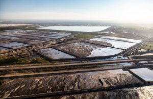 Vista aerea delle vasche di sabbie bituminose Fort McMurray, in Canada