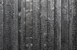 Delle assi di legno carbonizzate viste dall'alto