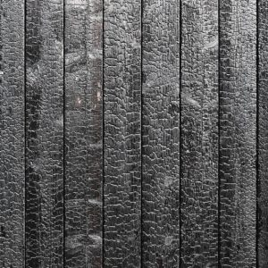 Delle assi di legno carbonizzate viste dall'alto