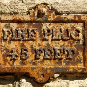 Vecchia targa arrugginita che indica