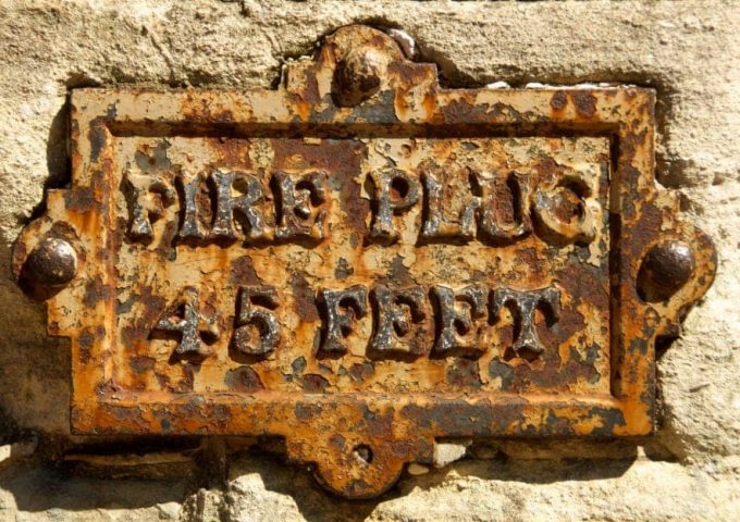 Vecchia targa arrugginita che indica la presenza di un idrante nel castello di Windsor