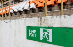 Cartello di uscita di sicurezza in uno stadio da calcio