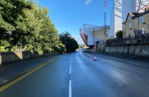 Vista dall'esterno, lungo la strada, dello stadio da calcio del Bradford City, nel Regno Unito