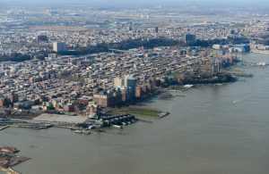 Vista dall'alto e da lontano della città di Hoboken, New Jersey, di fronte a Manhattan