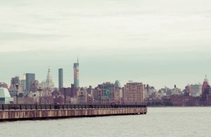 Molo del porto di Hoboken, sul fiume Hudson, con lo skyline di Manhattan sullo sfondo