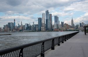 Vista dello skyline di Manhattan da uno dei moli del porto di Hoboken, in New Jersey