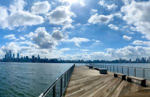 Vista dello skyline di Manhattan da uno dei moli del porto di Hoboken, in New Jersey