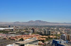 Vista dall'alto della città di Las Vegas, con attorno il deserto