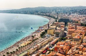 Vista dall'alto della città di Nizza, con la costa e il mare