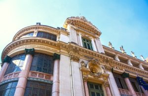Vista dal basso sui dettagli di una delle facciate del Teatro dell'Opera di Nizza