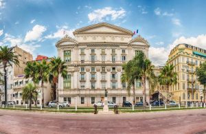 Panorama di Nizza con al centro il Teatro dell'Opera
