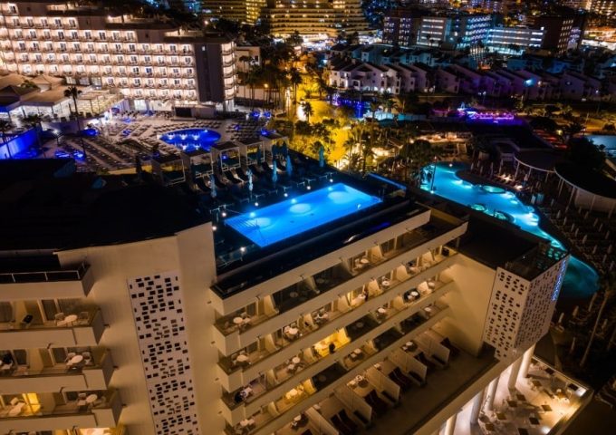 Vista dall'alto di alcuni degli hotel di Las Vegas, illuminati nella notte