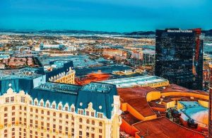 Vista dall'alto, nel cielo serale, di alcuni grandi hotel di Las Vegas, illuminati