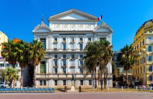 Vista della facciata anteriore del Teatro dell'Opera di Nizza