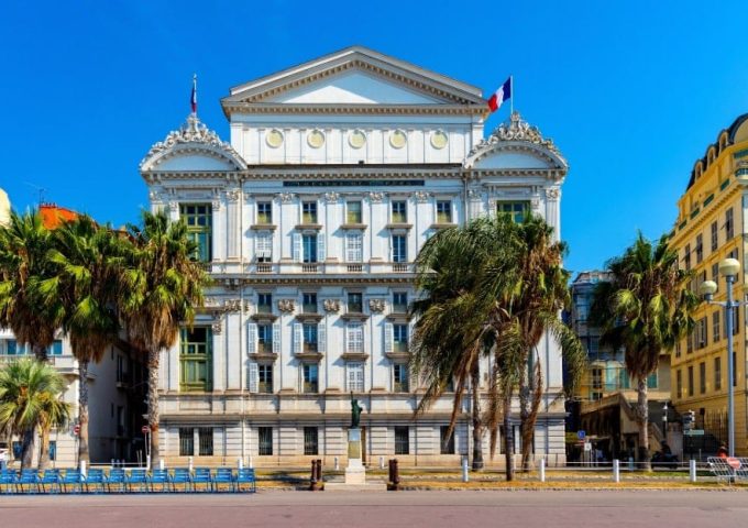 Vista della facciata anteriore del Teatro dell'Opera di Nizza