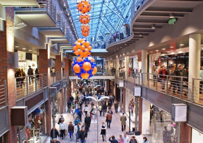 Panorama dell'interno di un centro commerciale affollato durante un periodo festivo