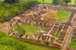 Vista aerea delle Terme Romane di Nettuno e della Caserma dei Vigili del Fuoco di Ostia Antica, vicino Roma