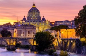Panorama di Roma al tramonto, con la Basilica di San Pietro sullo sfondo