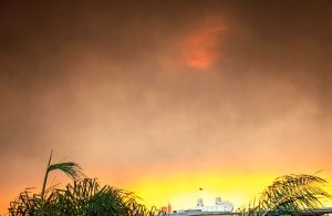 Il fumo dell'incendio boschivo illumina l'alba del mattino sul centro di Los Angeles