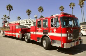 Un'autopompa dei pompieri di Los Angeles, con alcune palme sullo sfondo