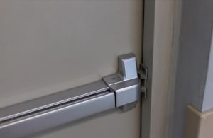 Dettaglio del mangione antipanico di una porta di sicurezza