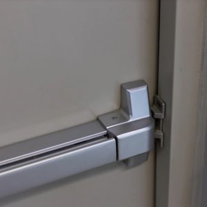Dettaglio del mangione antipanico di una porta di sicurezza