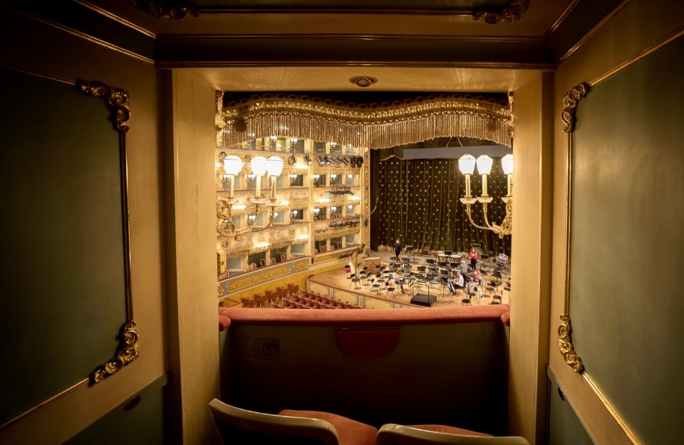 Vista del Teatro La Fenice di Venezia dall'interno di uno dei palchetti privati
