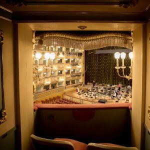 Vista del Teatro La Fenice di Venezia dall'interno di uno dei palchetti privati
